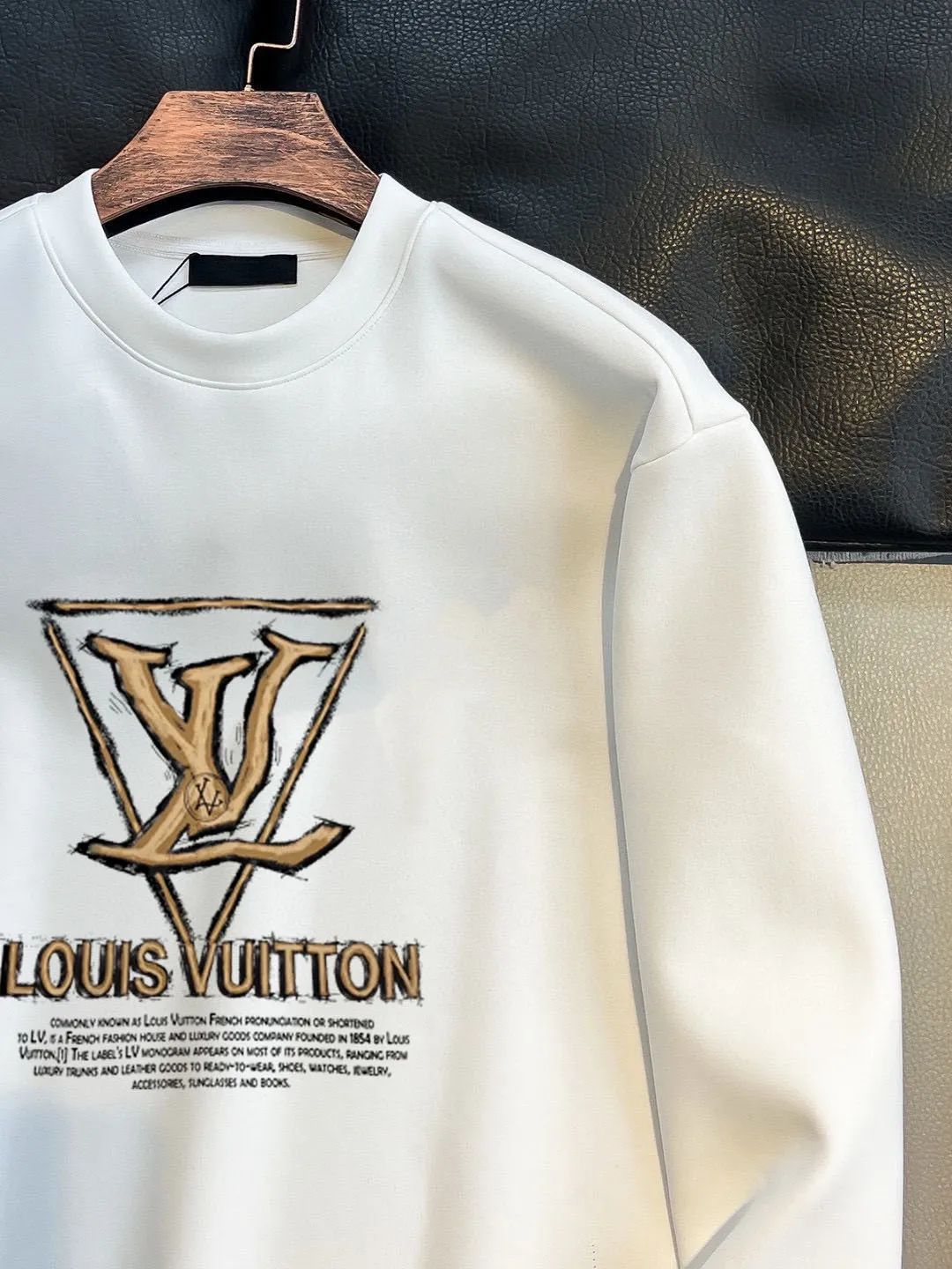 🅿️220 brand [LV Louis Vuitton] (good news for fat people) 2025ss autumn latest long-sleeved round-neck sweatshirt, on sale simultaneously on the official website. Refreshing and breathable. Made of top Tencel Roman. Comfortable and soft. 3D three-dimensional clarity. Super fashion sense. Great for gifting and keeping for yourself. Size: M-5XL (can wear up to 220 pounds)